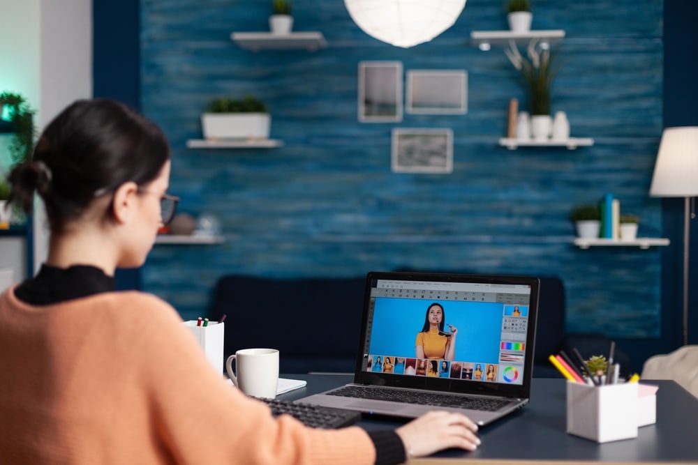 jeune femme qui fait de la rédaction web
