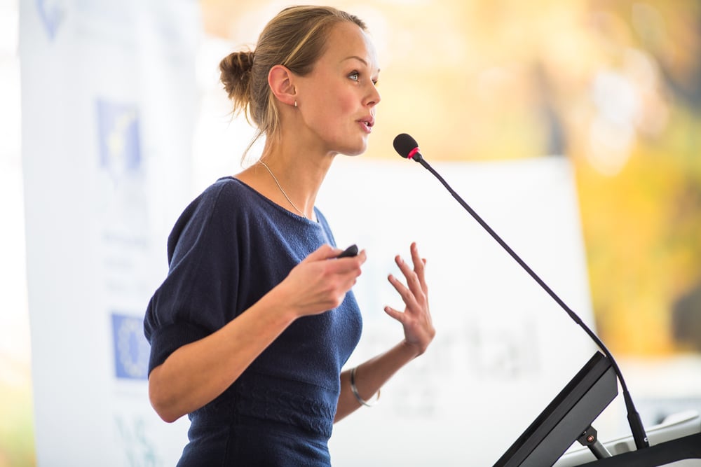 femme qui réalise une présentation orale 